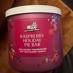Bath & Body Works Milk Raspberry Holiday Pie Bar 3 Wick Candle